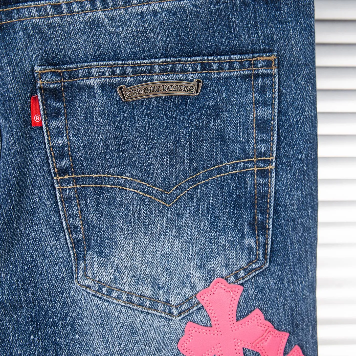 P240 Chrome Hearts 2025 New Bamboo Pink Cross Patch Leather Couple Washed Jeans This season’s hot item is sought after by countless celebrities and fashionistas. The neat details of the cutting process add color to the playful fashion! The neat and meticulous design, and the well-fitting structure is unique. The upper body not only has outstanding recognition, but also looks younger and younger. A style with the ultimate wearing meaning and performance, gorgeous color matching, and the craftsmanship of this style is also extremely extraordinary. After the finished product is washed, it is disassembled and hand-made with sheepskin cross leather and then spliced ​​together to complete. The whole piece has too many craftsmanship to describe. It is decorated with patchwork cross flowers and high-waisted washed jeans! ! Absolutely high-end luxury product, a god-level single product, a super popular product, made by top heavy industry, a magic weapon that cannot be missed. Style number: 1869# Size: 28 30 32 34 36 Color: blue
